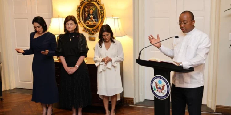 Embajadora de EE. UU. presenta colección “Arte en Embajadas” durante acto en su residencia oficial