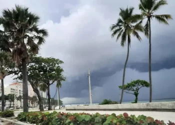 Indomet prevé lluvias matutinas en el norte y tormentas locales en la tarde; advierte oleaje peligroso en la costa Atlántica