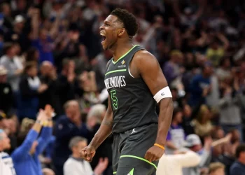 Edwards guía a los Wolves a la victoria sobre los Spurs para empatar la serie