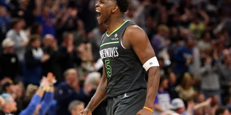Edwards guía a los Wolves a la victoria sobre los Spurs para empatar la serie
