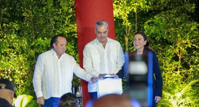 Presidente Abinader y alcaldesa Carolina Mejía inauguran el “Paseo 30 de Mayo”