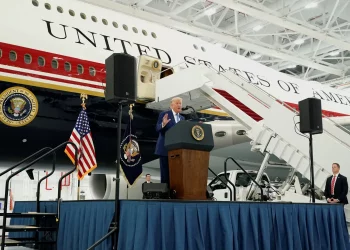 Trump presenta el nuevo avión presidencial Air Force One donado por Catar