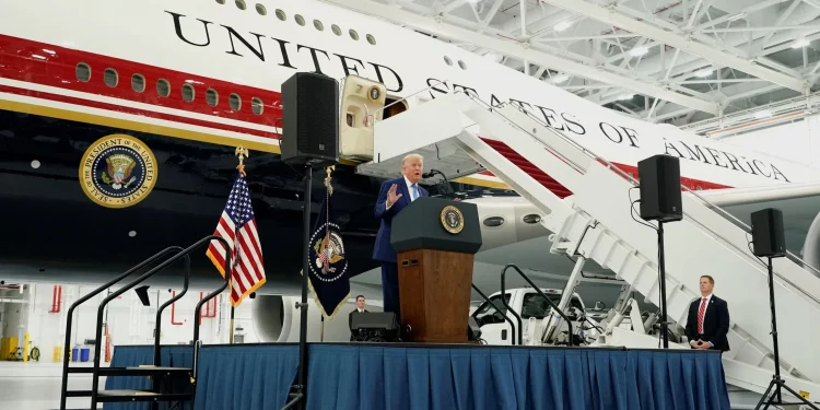 Trump presenta el nuevo avión presidencial Air Force One donado por Catar