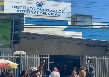 Allanan y arrestan a exdirectivos del Oncológico de Santiago