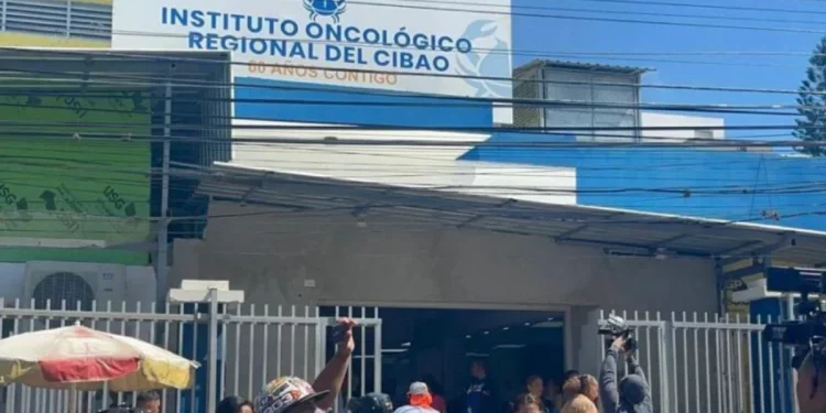 Allanan y arrestan a exdirectivos del Oncológico de Santiago