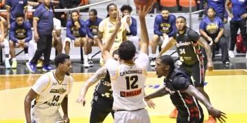 Metros arrancan la fase de eliminación con triunfo contundente; Thamba y Hall lideran ante Reales
