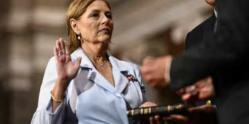 La hermana del fallecido Lindsey Graham se juramenta al Senado