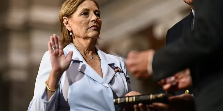 La hermana del fallecido Lindsey Graham se juramenta al Senado
