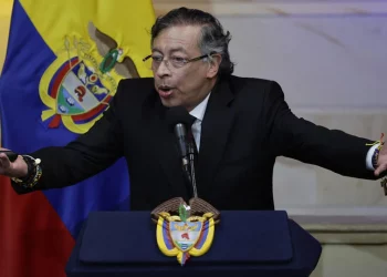 Petro despide su gobierno mientras rechazan a Espriella