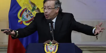 Petro despide su gobierno mientras rechazan a Espriella