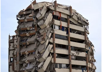 Reportan dos personas con posible vida en un edificio de Venezuela