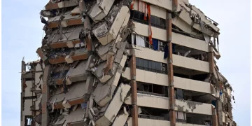 Reportan dos personas con posible vida en un edificio de Venezuela