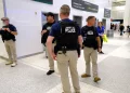Hasta 40 inmigrantes al día han sido detenidos en los aeropuertos de EE.UU., según NBC