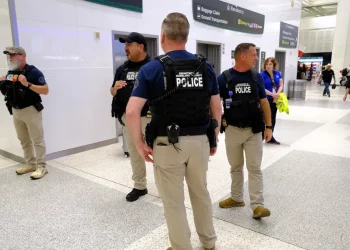 Hasta 40 inmigrantes al día han sido detenidos en los aeropuertos de EE.UU., según NBC