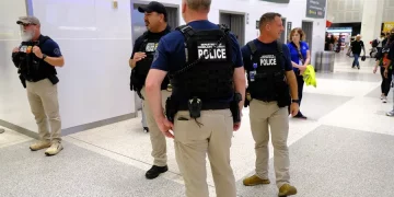 Hasta 40 inmigrantes al día han sido detenidos en los aeropuertos de EE.UU., según NBC