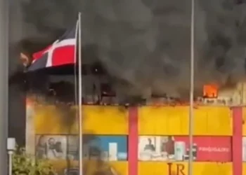 Incendio de gran magnitud consume sucursal de L&R Comercial en Las Américas