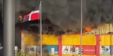 Incendio de gran magnitud consume sucursal de L&R Comercial en Las Américas
