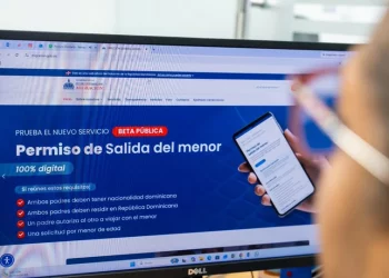 Migración concluye plan piloto para el permiso de salida de menores 100% digital