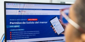 Migración concluye plan piloto para el permiso de salida de menores 100% digital