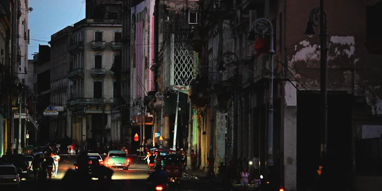 Los cubanos se quedan a oscuras tras apagón general