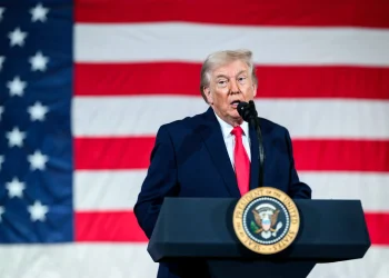Trump critica a la miembros de la Suprema por no restringir el voto por correo
