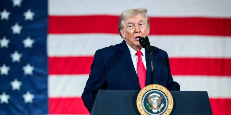 Trump critica a la miembros de la Suprema por no restringir el voto por correo