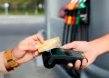 Estaciones de combustibles retoman amenaza de no cobrar con tarjetas tras vencer plazos