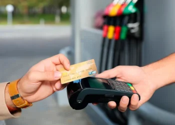 Estaciones de combustibles retoman amenaza de no cobrar con tarjetas tras vencer plazos