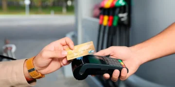 Estaciones de combustibles retoman amenaza de no cobrar con tarjetas tras vencer plazos