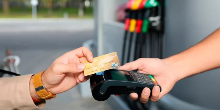 Estaciones de combustibles retoman amenaza de no cobrar con tarjetas tras vencer plazos