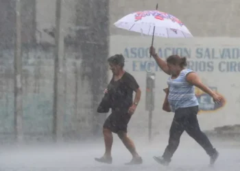 CALUROSO DURANTE LA MAÑANA CON ESCASAS LLUVIAS… LA VAGUADA EN VARIOS NIVELES GENERARÁ AGUACEROS EN LA TARDE HACIA EL INTERIOR DEL PAÍS… SE MANTIENEN LAS ALERTAS METEOROLÓGICAS