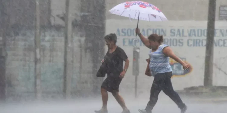 CALUROSO DURANTE LA MAÑANA CON ESCASAS LLUVIAS… LA VAGUADA EN VARIOS NIVELES GENERARÁ AGUACEROS EN LA TARDE HACIA EL INTERIOR DEL PAÍS… SE MANTIENEN LAS ALERTAS METEOROLÓGICAS