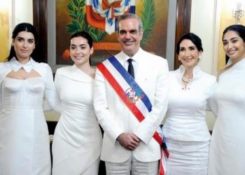 Presidente Abinader y su esposa felicitan a todos dominicanos