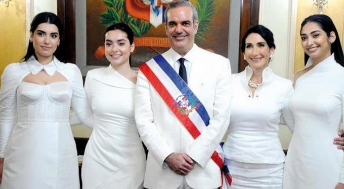 Presidente Abinader y su esposa felicitan a todos dominicanos