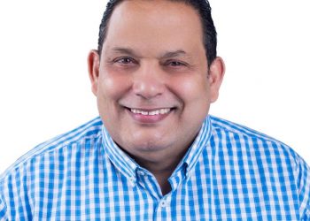 Aníbal Stefani dona tubería para acueducto en Las Charcas, Santiago