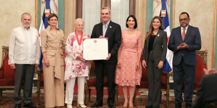 Presidente Abinader concede Orden Heráldica de Cristóbal Colón a la señora Rosa Margarita Bonetti, mejor conocida como Pirigua