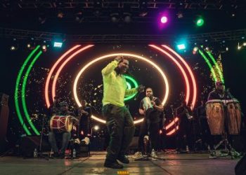 Merenguero Omega abrazado por sus fans en Europa y México