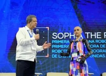 Robot `humanoide´ Sophia le dice a Leonel Fernández que el gobierno de Luis Abinader es un ejemplo inspirador