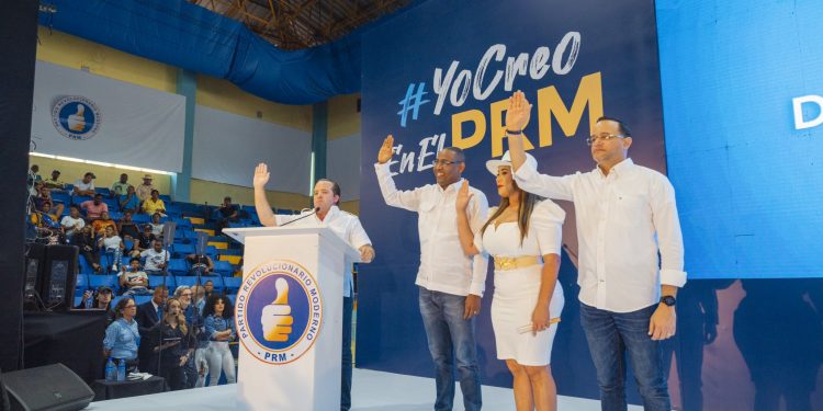 Diputado Carlos Sánchez, del PLD, levanta la bandera del PRM