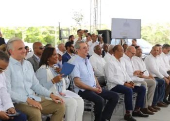 Abinader inaugura reconstrucción de la carretera de acceso a la presa de Rincón