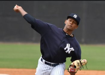 Lanzador dominicano Jhony Brito brilla en debut con Yanquis de NY