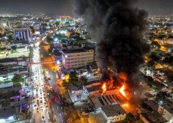 Incendio afecta tienda de aires acondicionados en la avenida 27 de Febrero