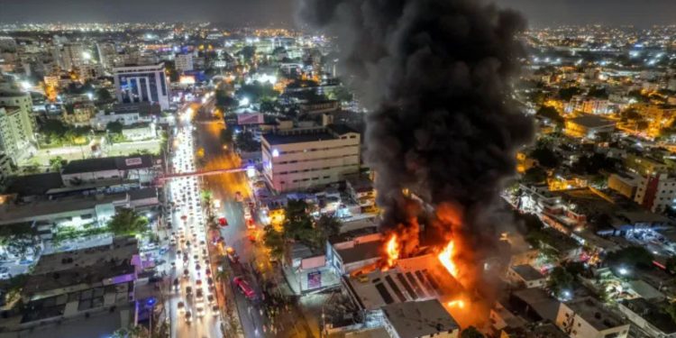 Incendio afecta tienda de aires acondicionados en la avenida 27 de Febrero