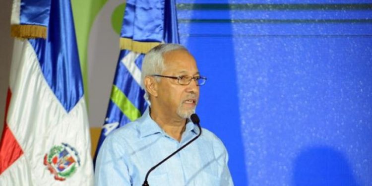 Ángel Hernández niega que haya renunciado y se siente “muy contento” como ministro de Educación