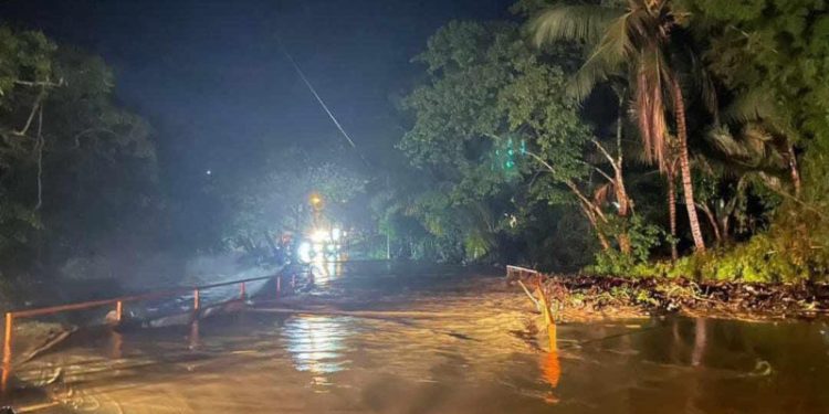 Las lluvias dificultan el tránsito en Sosúa, Puerto Plata