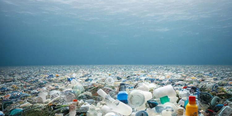 Negociación mundial sobre plásticos está bloqueada por desacuerdo sobre método de aprobación