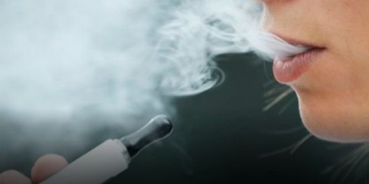 Negocios de vapes intranquilizan a escuelas en Santiago