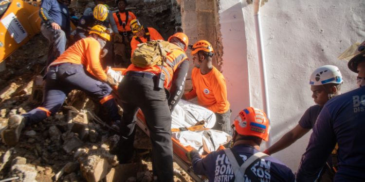 Un muerto al colapsar casa por los aguaceros