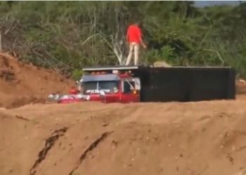 Depredadores del río Yaque golpean a periodista que los grabó extrayendo materiales