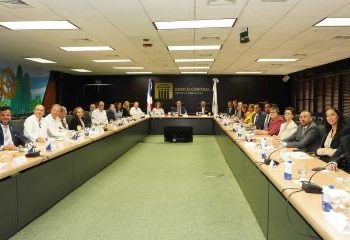 Gobernador del Banco Central destaca fortaleza de la economía dominicana ante diplomáticos